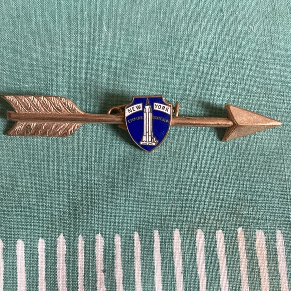 Deadstock vintage NY Empire State Building enamel gold plate souvenir arrow pin - Picture 10 of 10